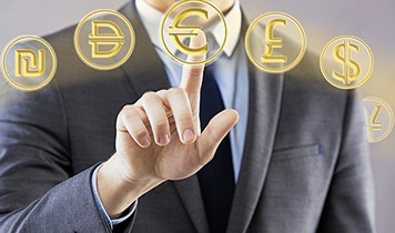 Чи варто зберігати гроші в різних валютах? Плюси, мінуси та практичні поради